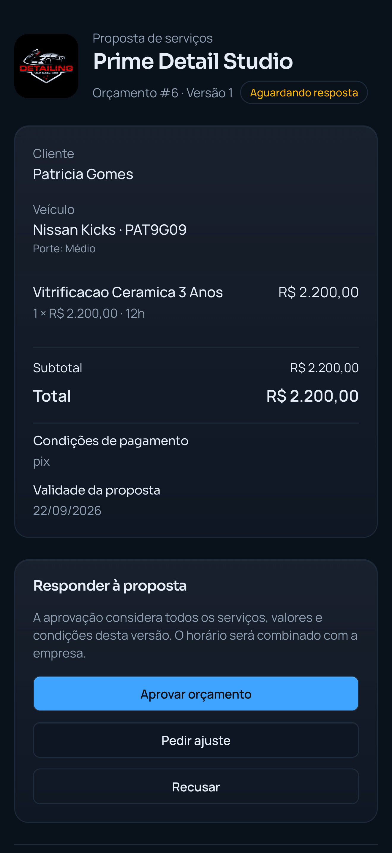 Proposta no celular com serviços, total, condições de pagamento e botões para aprovar, pedir ajuste ou recusar o orçamento.
